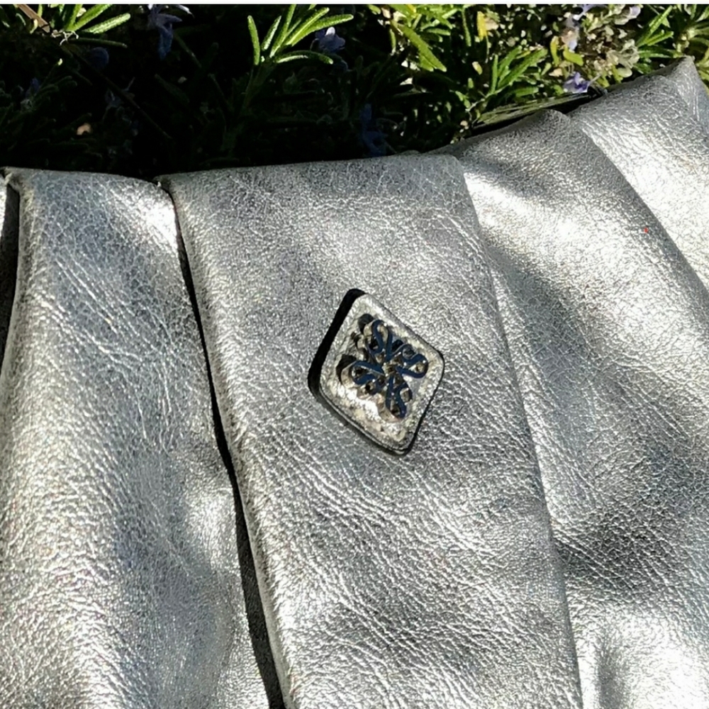 Simply Vera Wang Metallic Silver evening wristlet - Picture 4 of 11